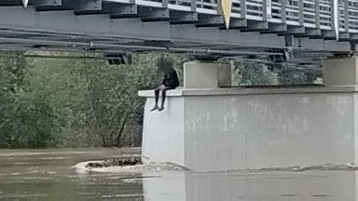 Wszedł na filar – postawił służby „na nogi”. Chciał zrobić tylko zdjęcie