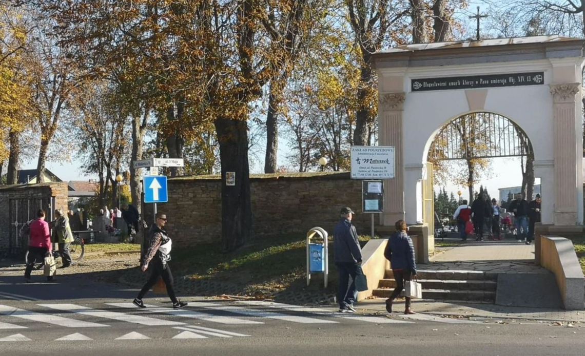 Wszystkich Świętych. Zmiany w organizacji ruchu przy cmentarzach w powiecie krapkowickim Wszystkich Świętych. Zmiany w organizacji ruchu przy cmentarzach w powiecie krapkowickim