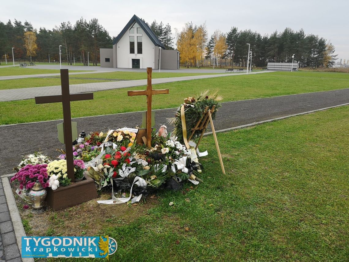 na zdjęciu Nowy cmentarz przy ulicy Wrzosów w Krapkowicach oświetlony zniczami podczas Święta Zmarłych 2025