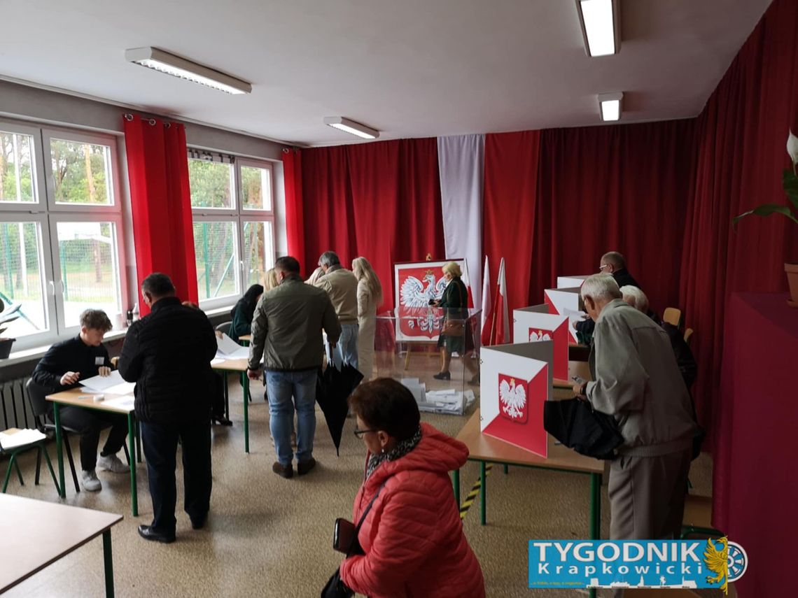 Wyborcy głosujący w lokalu wyborczym w powiecie krapkowickim podczas wyborów prezydenckich 2025