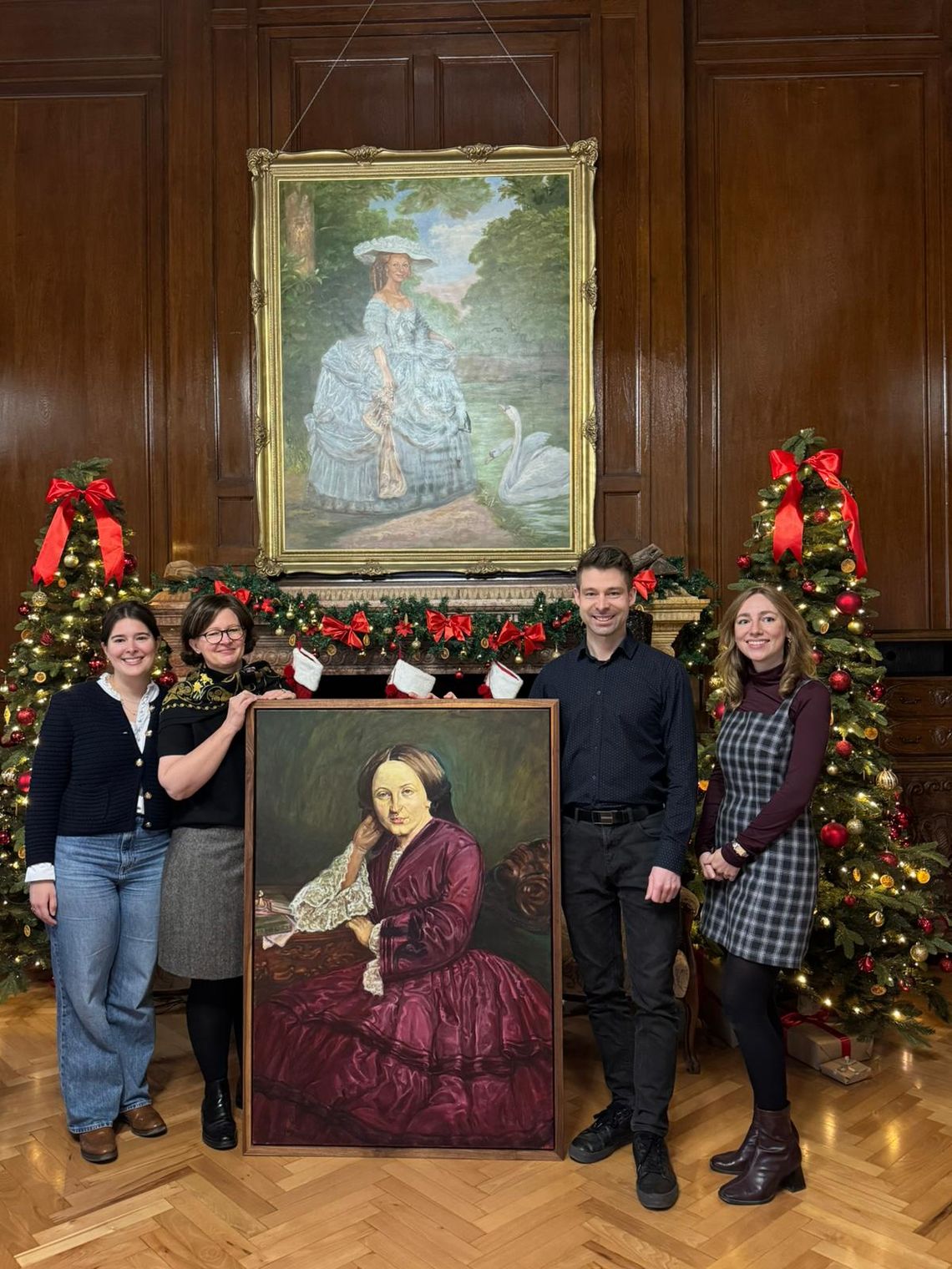 Na zdjęciu Potomkowie rodu Tiele-Wincklerów przekazują portret Valeski von Tiele-Winckler do pałacu w Mosznej.