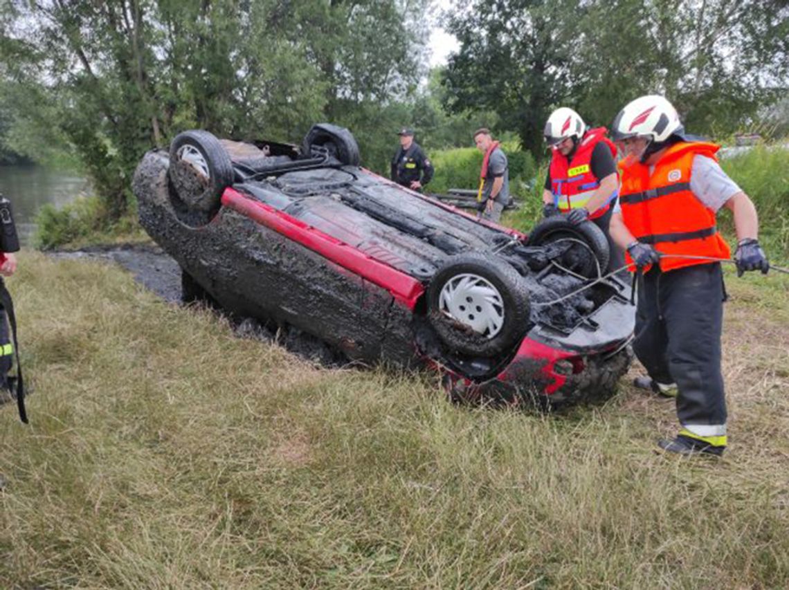 Wyłowili wrak z Odry