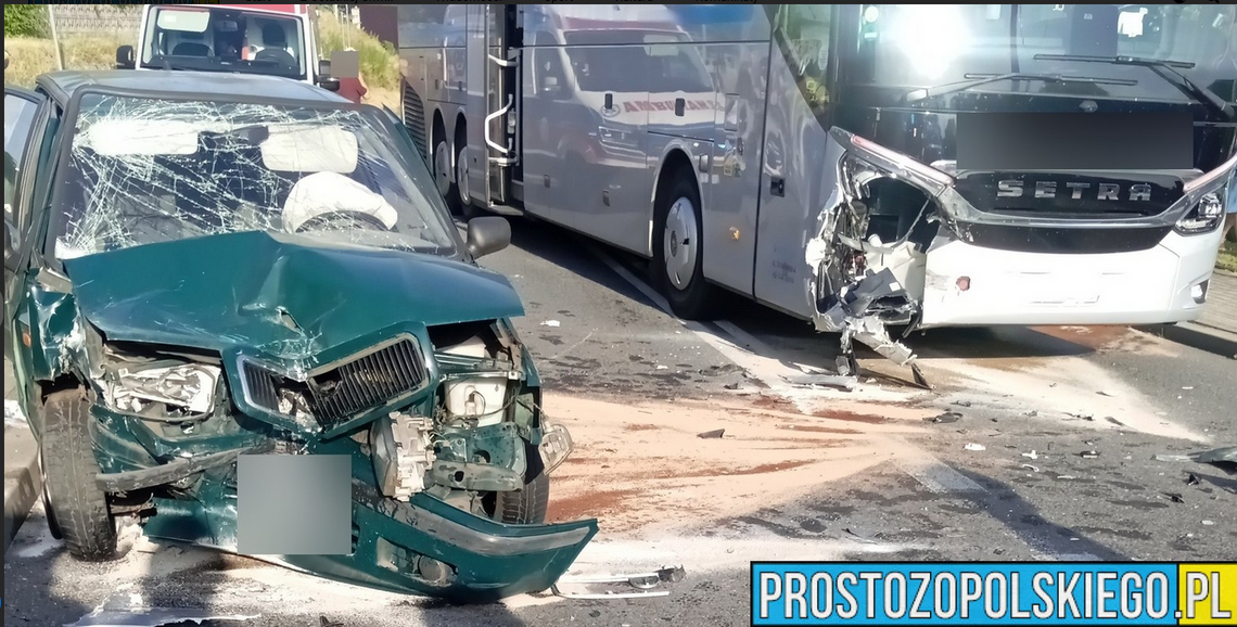 Wypadek autobusu z samochodem osobowym w Rozwadzy