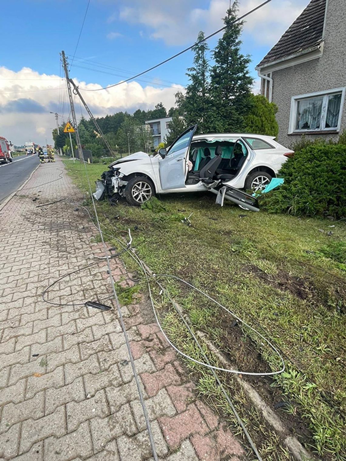 Wypadek w Straduni. Kierowca staranował słupy