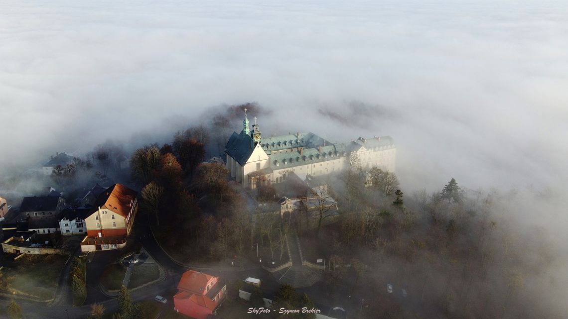 Wyszedł ponad mgłę: Niezwykły widok nad Górą Świętej Anny! Szczyt wynurzył się ponad „morze mgieł” Widok Góry Świętej Anny wynurzającej się ponad zimową mgłę – fenomen inwersji mgieł uchwycony przez Szymona Brekiera