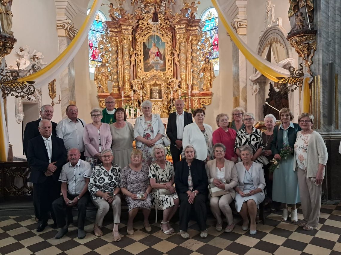 Wzruszający jubileusz w Jasionej. Po 60 latach znów spotkali się przy tym samym ołtarzu Po 60 latach wrócili do rodzinnej parafii. W Jasionej odbyły się wzruszające obchody 60. rocznicy I Komunii Świętej mieszkańców miejscowości i okolic.