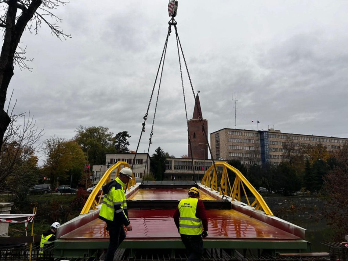 Z Krapkowic do Opola dotarł pierwszy transport elementów Mostu Zamkowego Z Krapkowic do Opola dotarł pierwszy transport elementów Mostu Zamkowego
