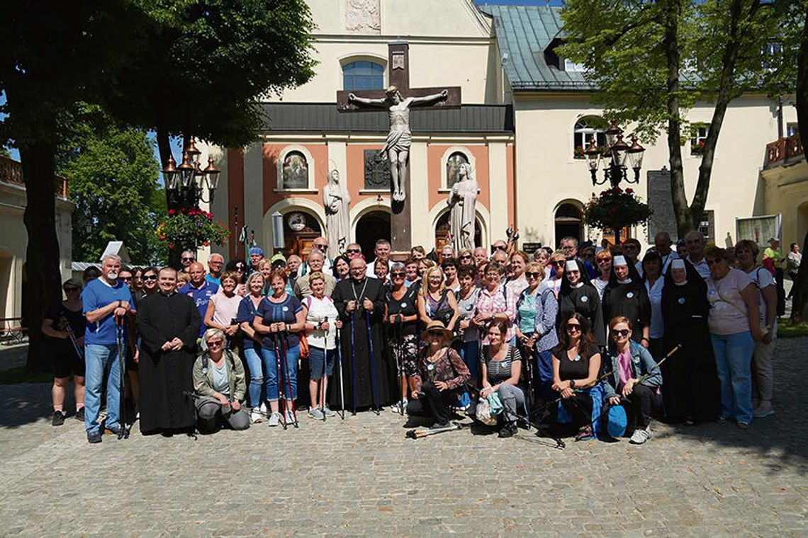 Z modlitwą i kijkami w ręku
