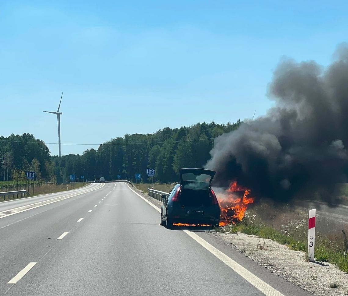 Z OSTATNIEJ CHWILI: Auto zapaliło się podczas jazdy na DK45. Droga zablokowana Pożar samochodu osobowego na drodze krajowej nr 45 w rejonie Gwoździc – droga Opole-Krapkowice zablokowana