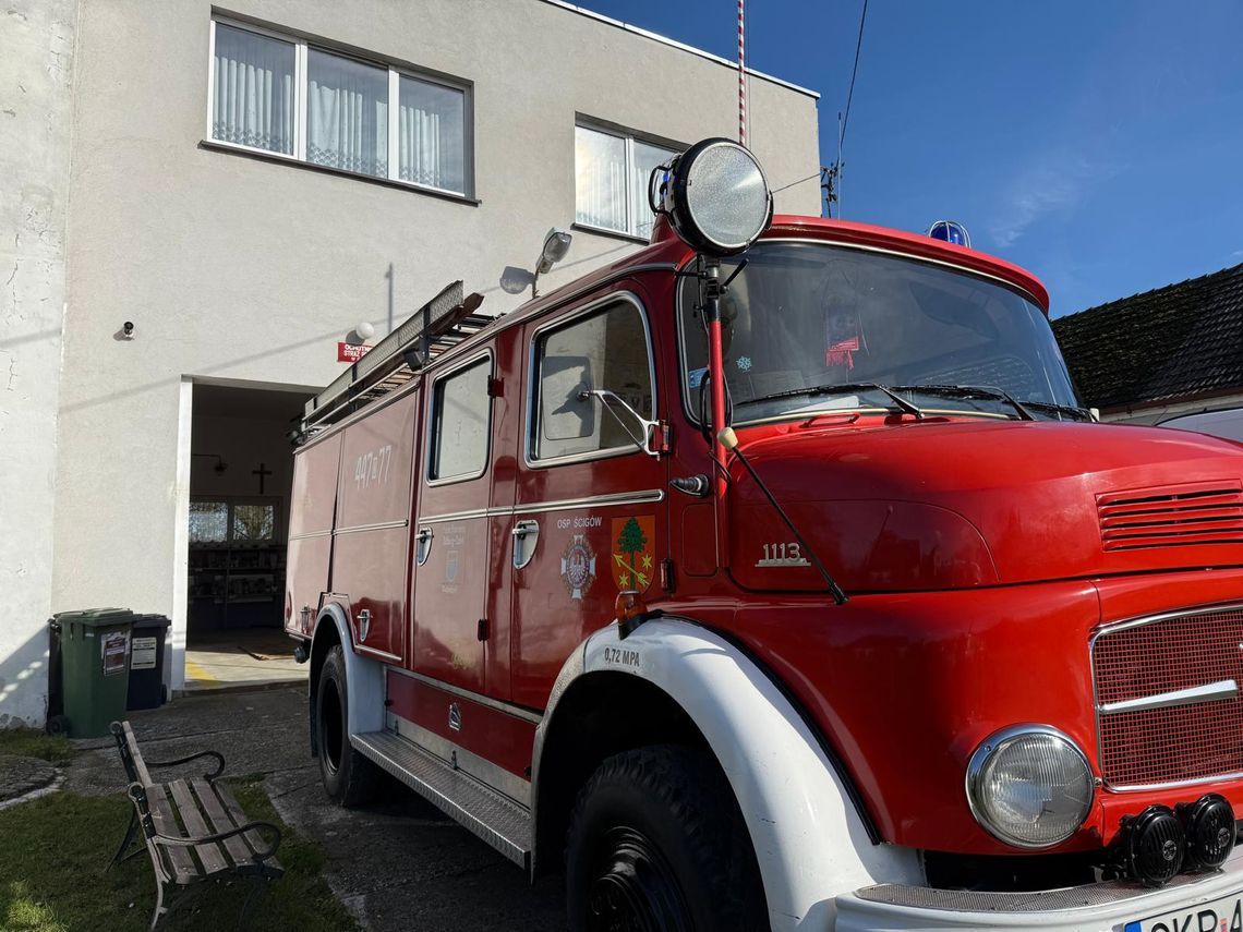 Zabytkowy samochód pożarniczy Daimler-Benz 1113 z 1974 roku wystawiony na sprzedaż w Strzeleczkach