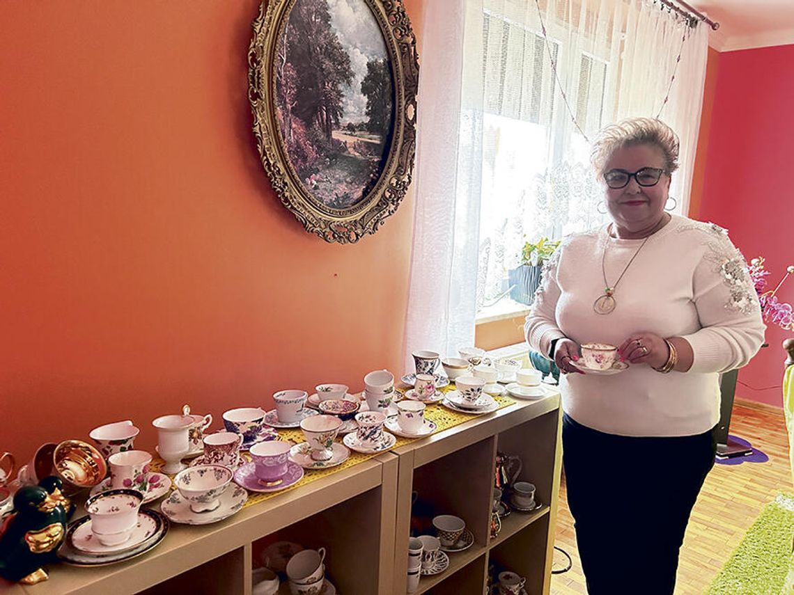 Beata Matuszek-Bomba z Gogolina prezentuje swoją kolekcję porcelanowych filiżanek
