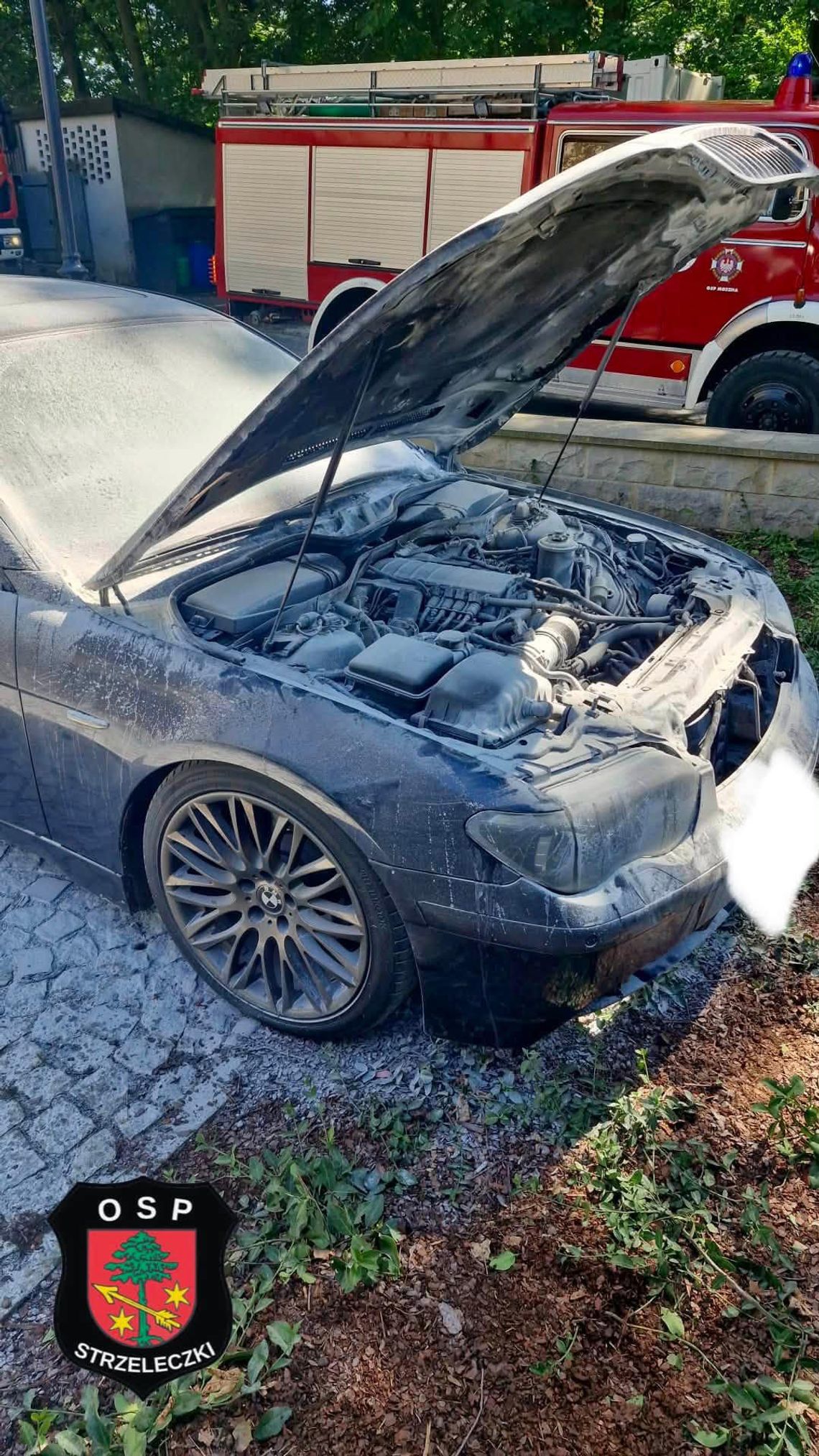 Pożar samochodu BMW na terenie pałacu w Mosznej — działania strażaków przy komorze silnika
