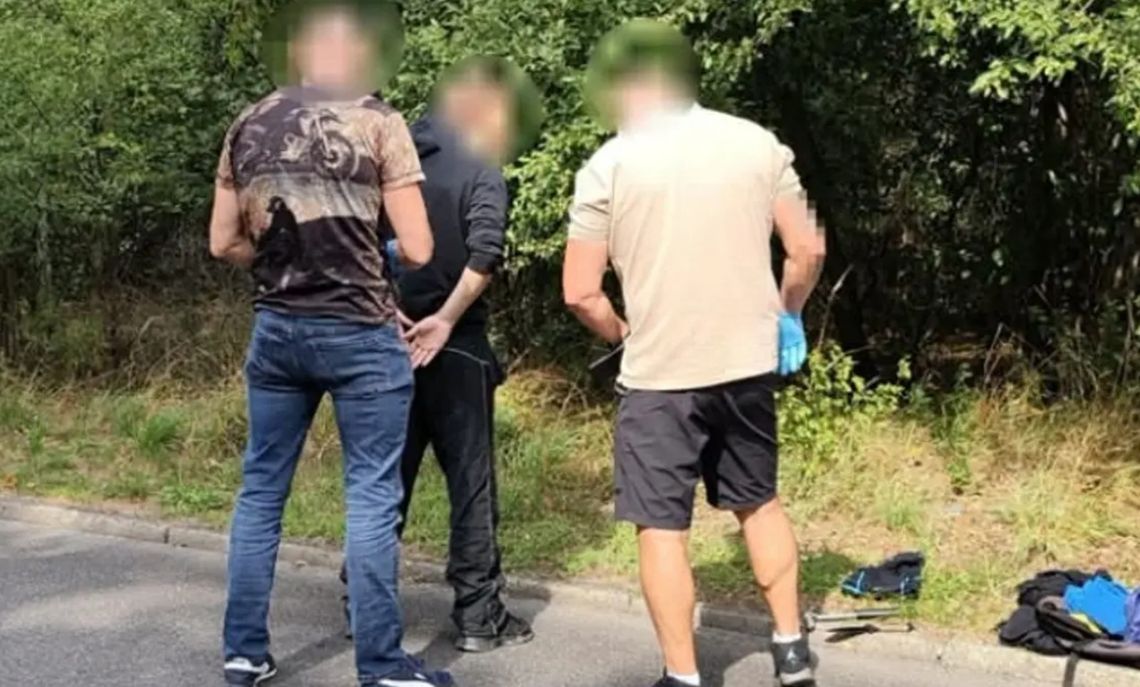 Policjanci prowadzący czynności w związku z zabójstwem 49-letniej kobiety w Kędzierzynie-Koźlu