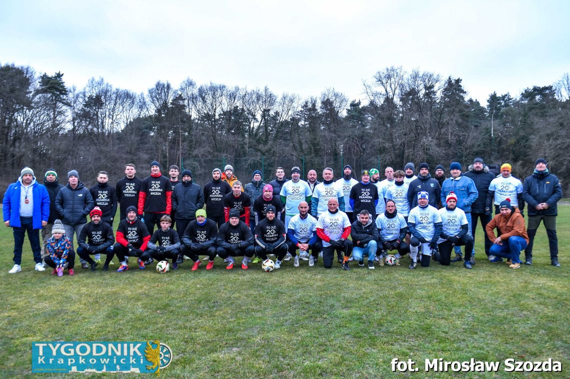 Jubileuszowa, 20. Piłkarska Wigilia w Otmęcie – lokalni piłkarze na boisku w świątecznej atmosferze