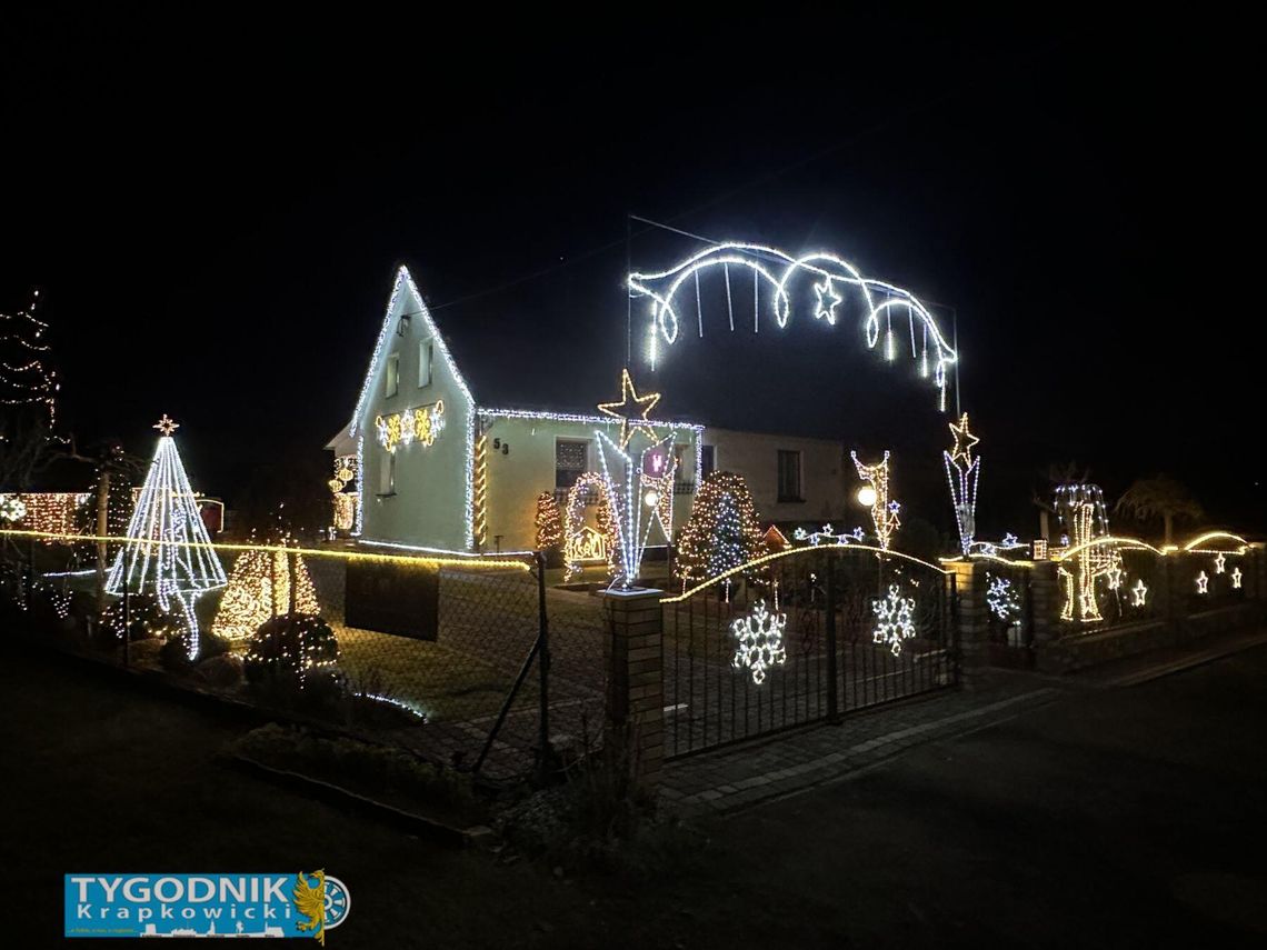 Świąteczne iluminacje domu rodziny Wieczorek w Obrowcu przy ul. Krapkowickiej – ponad 60 tysięcy światełek
