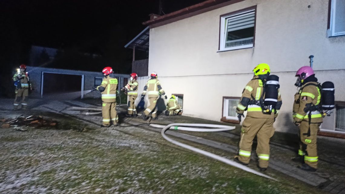 Strażacy PSP Krapkowice i OSP Gogolin podczas akcji gaśniczej przy ul. Górnej w Gogolinie.