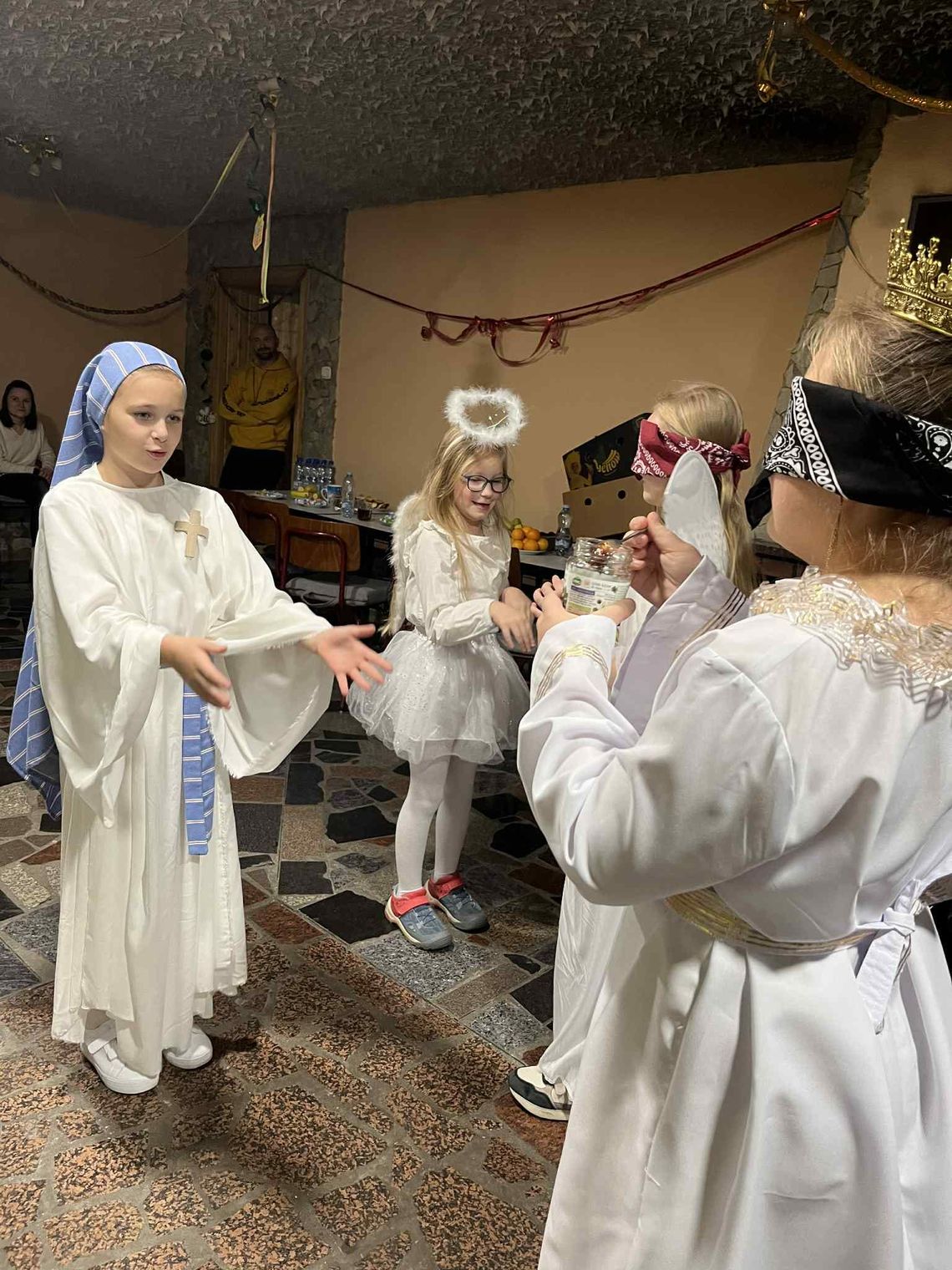 Na zdjęciu Dzieci przebrane za anioły podczas Balu Wszystkich Świętych w Krapkowicach.jpg