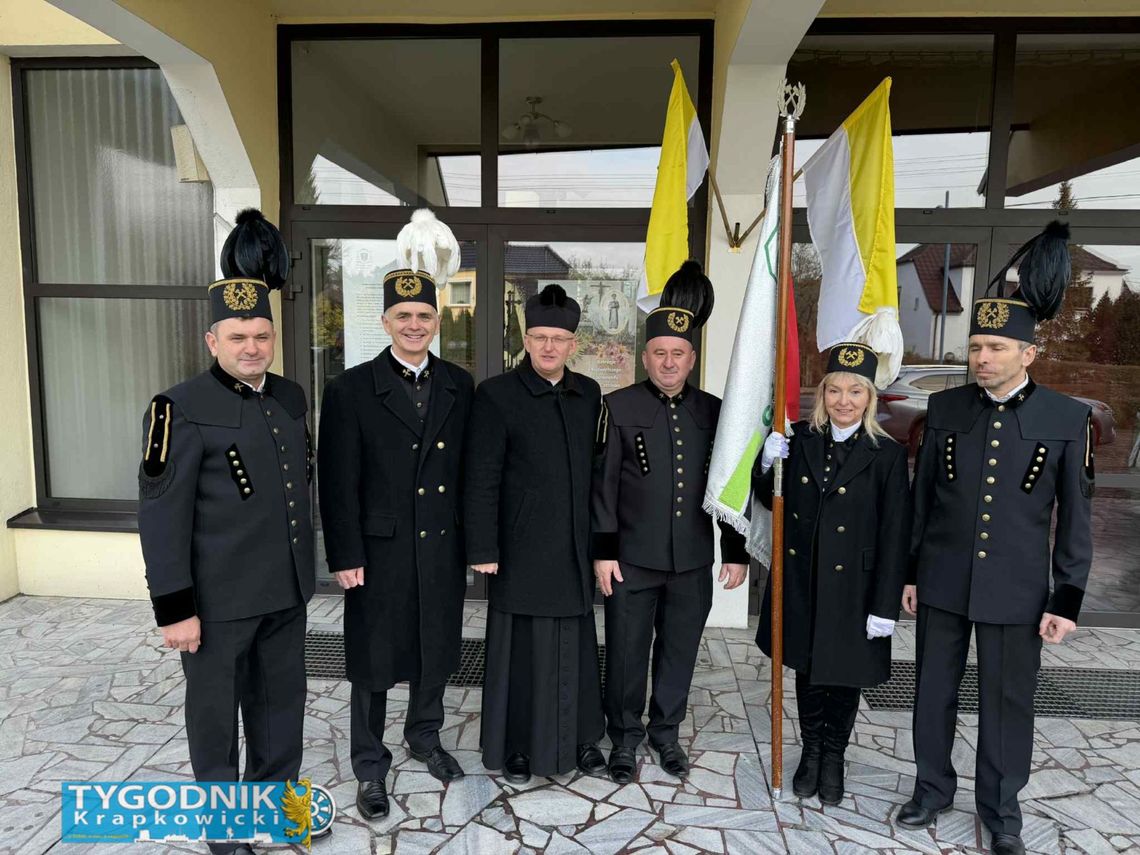 Na zdjęciu Górnicy w Górażdżach podczas mszy świętej z okazji Barbórki 2025, poczet sztandarowy i orkiestra dęta  Teaser na Facebook