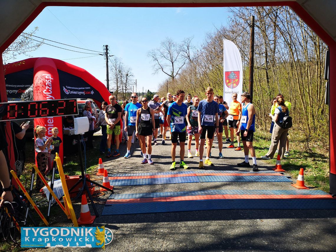 Biegacze na trasie Biegu Daniela 2026 w Smolarni podczas rywalizacji na dystansie 10 km i 5 km.