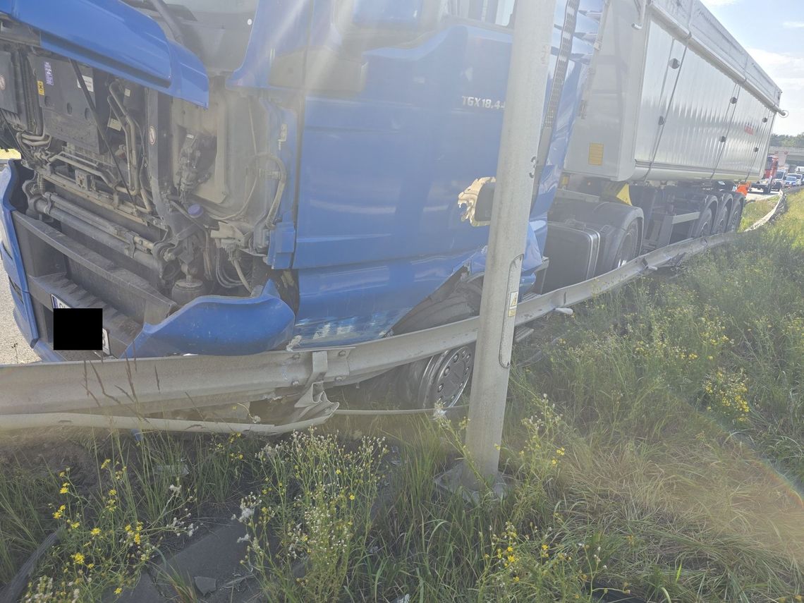 Ciężarówka marki MAN z kruszywem po zderzeniu z barierami na autostradzie A4 – strażacy i policja na miejscu zdarzenia.