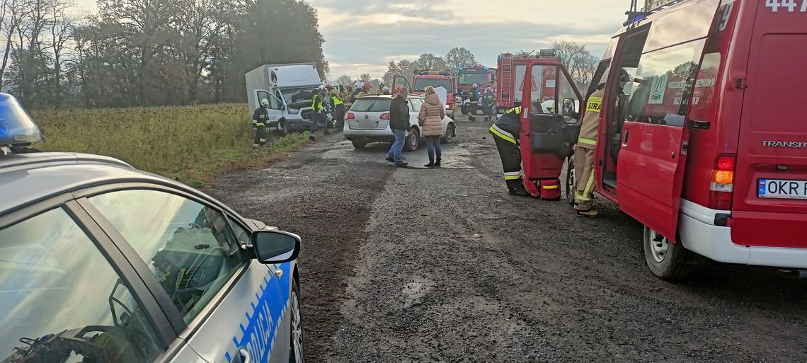 [ZDJĘCIA] Czołowe zderzenie na DK45 pomiędzy Żużelą a Żywocicami