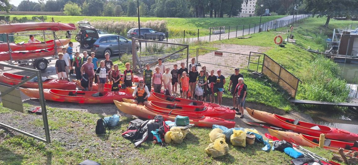 Na zdjęciu uczestnicy akcji Czysta Osobłoga płynący kajakami i zbierający śmieci z nurtu rzeki.
