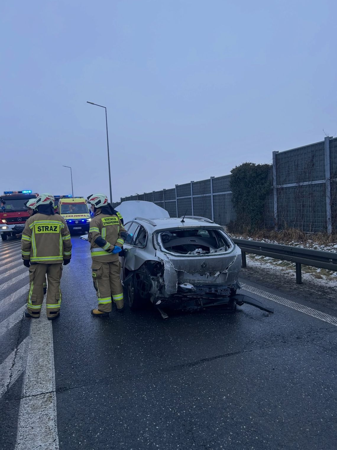 [ZDJĘCIA] Dąbrówka Górna: Groźny wypadek na DK45. Zderzenie aut na kluczowym skrzyżowaniu