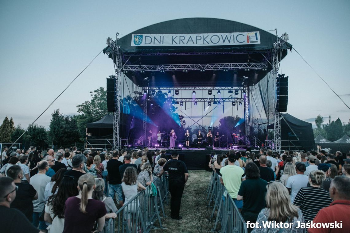 Ania Dąbrowska podczas koncertu na scenie głównej Dni Krapkowic 2025, śpiewająca do mikrofonu przy aplauzie tłumu.