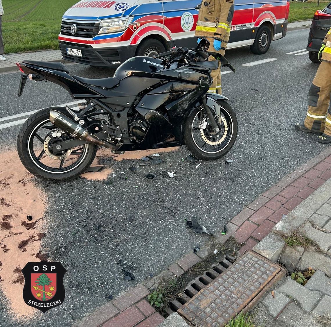 [ZDJĘCIA] Dobra: Motocyklista uderzył w lexusa. 20-latek nie miał uprawnień do jazdy