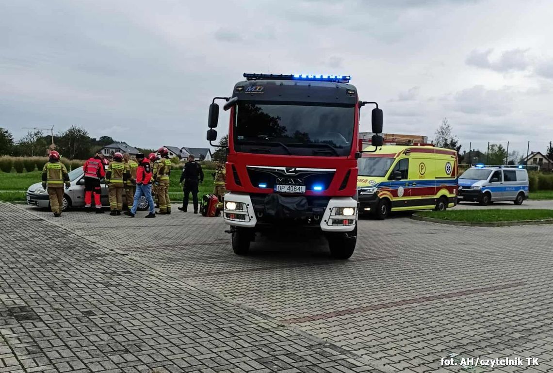 Na zdjęciu Strażacy i policja interweniują przy samochodzie na parkingu pływalni „Delfin” w Krapkowicach, gdzie znaleziono 42-latka z 4 promilami alkoholu.