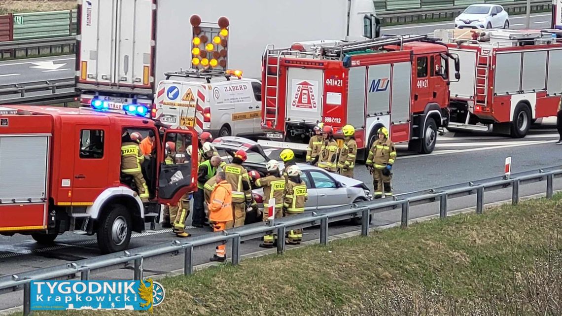 [ZDJĘCIA] Dwie osobówki zderzyły się na autostradzie – są ograniczenia w ruchu