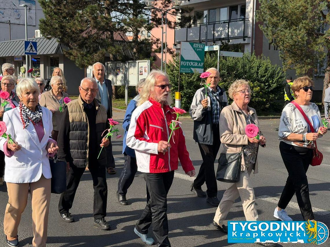 (Zdjęcia) Dzień Seniora w Zdzieszowicach. Uroczysty przemarsz ulicami miasta Seniorzy podczas gminnych obchodów Dnia Seniora w Zdzieszowicach – kolorowy orszak z orkiestrą maszeruje ulicami miasta.