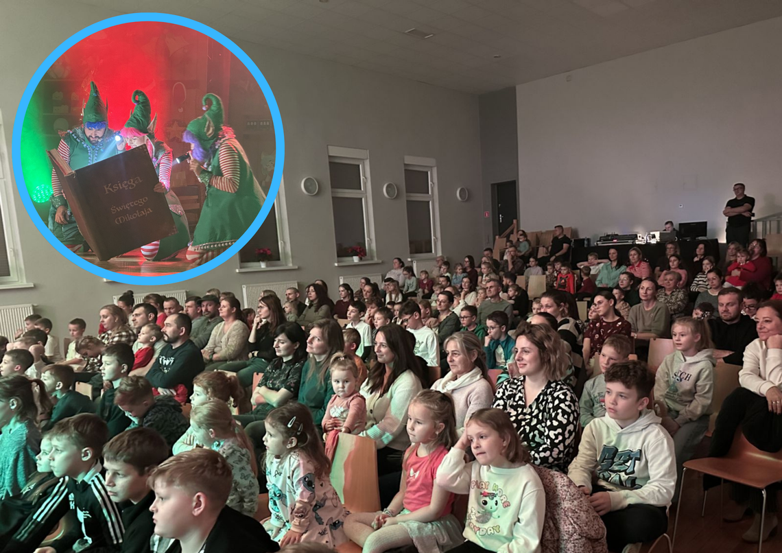 Na zdjęciu Dzieci reagujące z radością podczas świątecznego spektaklu „Elfy Trzy” w GOK Walce