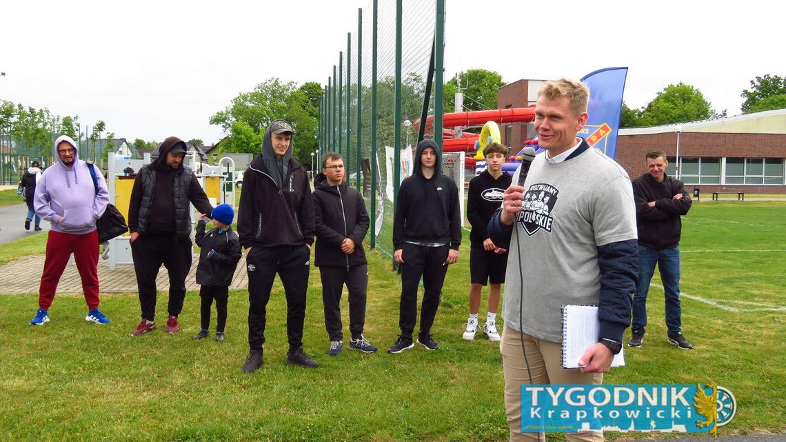 Rodziny bawiące się podczas festynu w Krapkowicach, dzieci i dorośli uczestniczą w turnieju sportowym.
