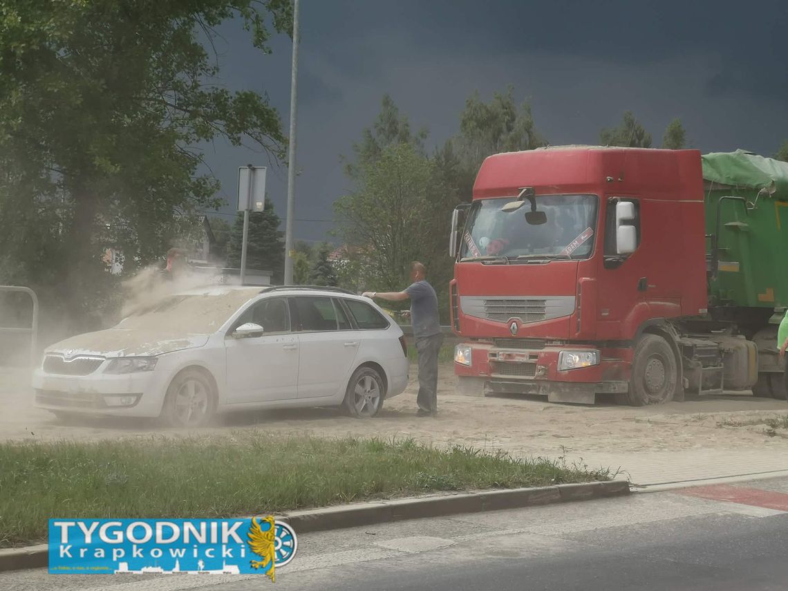 Służby zabezpieczające DW 423 pokrytą cementową substancją po wysypaniu się ładunku z ciężarówki między Krapkowicami a Gogolinem.