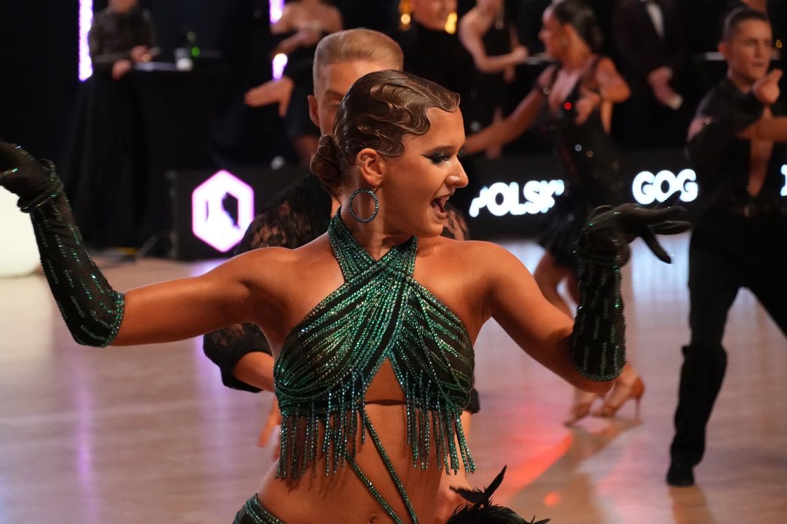 Pary taneczne prezentują widowiskowy układ podczas finałowej gali Grand Prix Polski PTT w hali sportowej w Gogolinie.