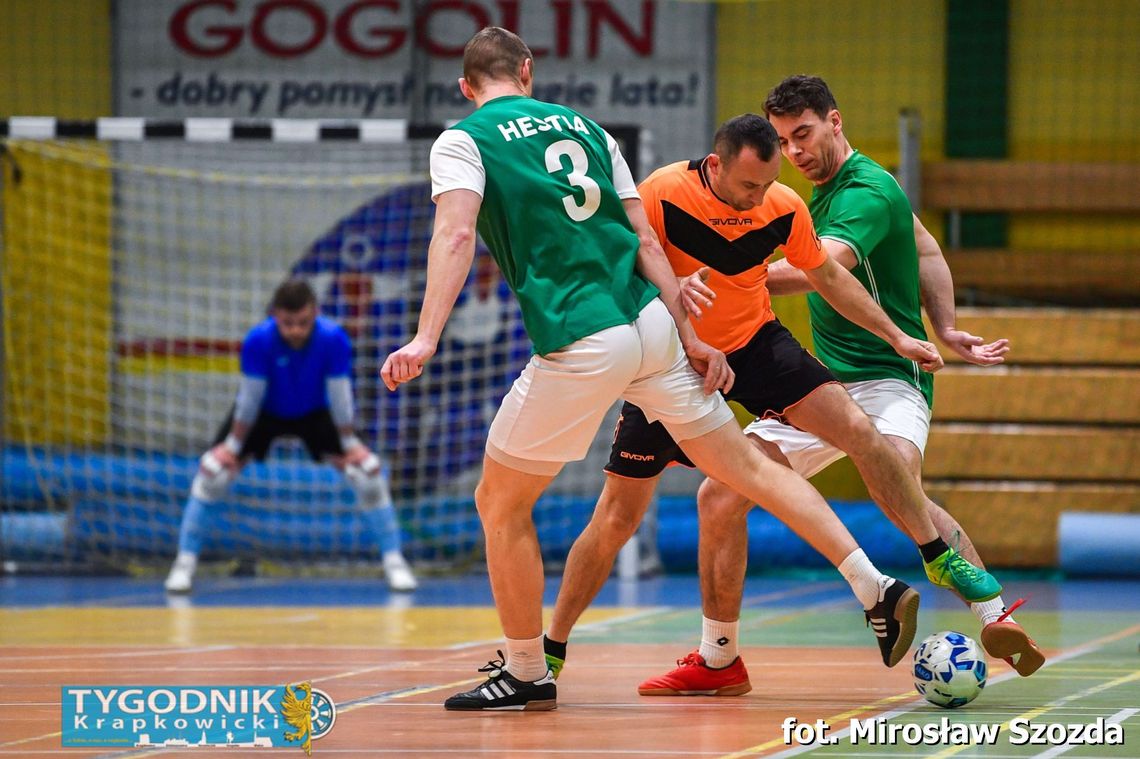 [ZDJĘCIA] Grad bramek: Liga Futsalu Tygodnika Krapkowickiego rozgrzała wczoraj do czerwoności