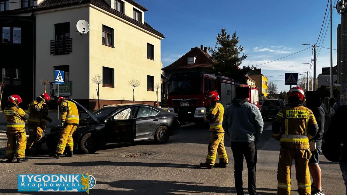 [ZDJĘCIA] Groźna kolizja na skrzyżowaniu w Krapkowicach! Młody kierowca z mandatem 1500 zł