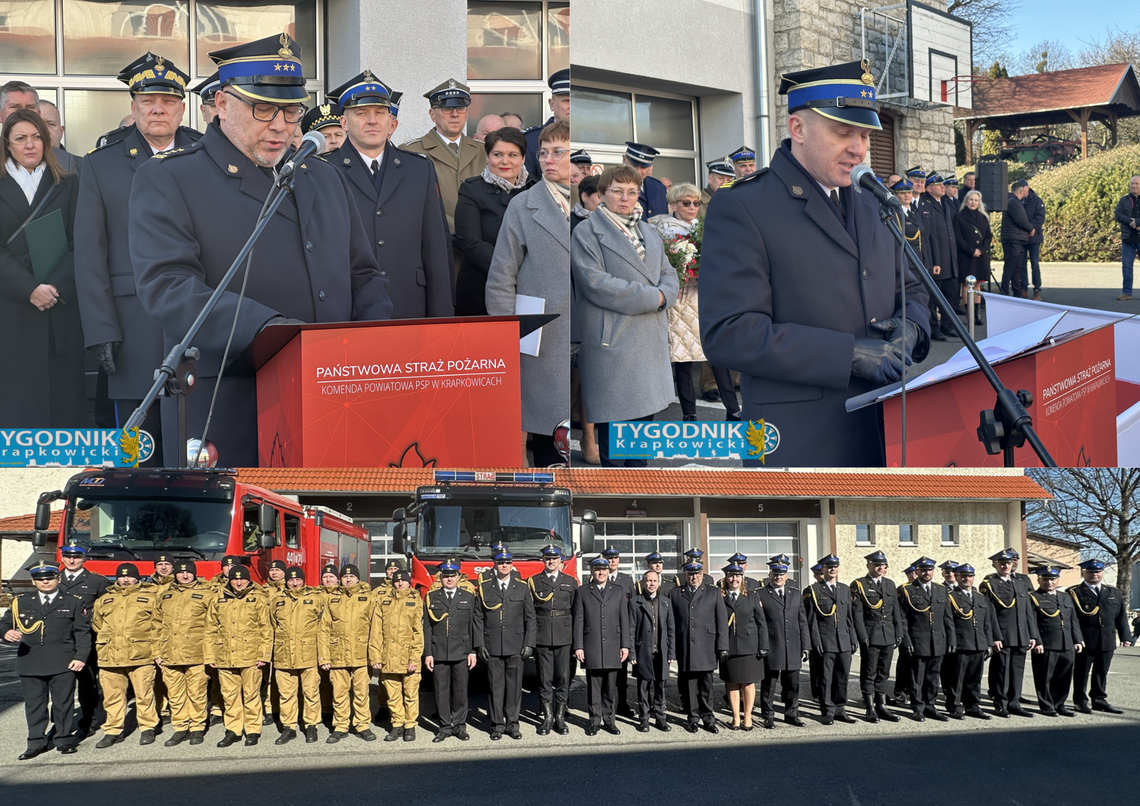 Uroczyste przekazanie obowiązków komendanta w Komendzie Powiatowej PSP w Krapkowicach, strażacy w galowych mundurach i poczet sztandarowy