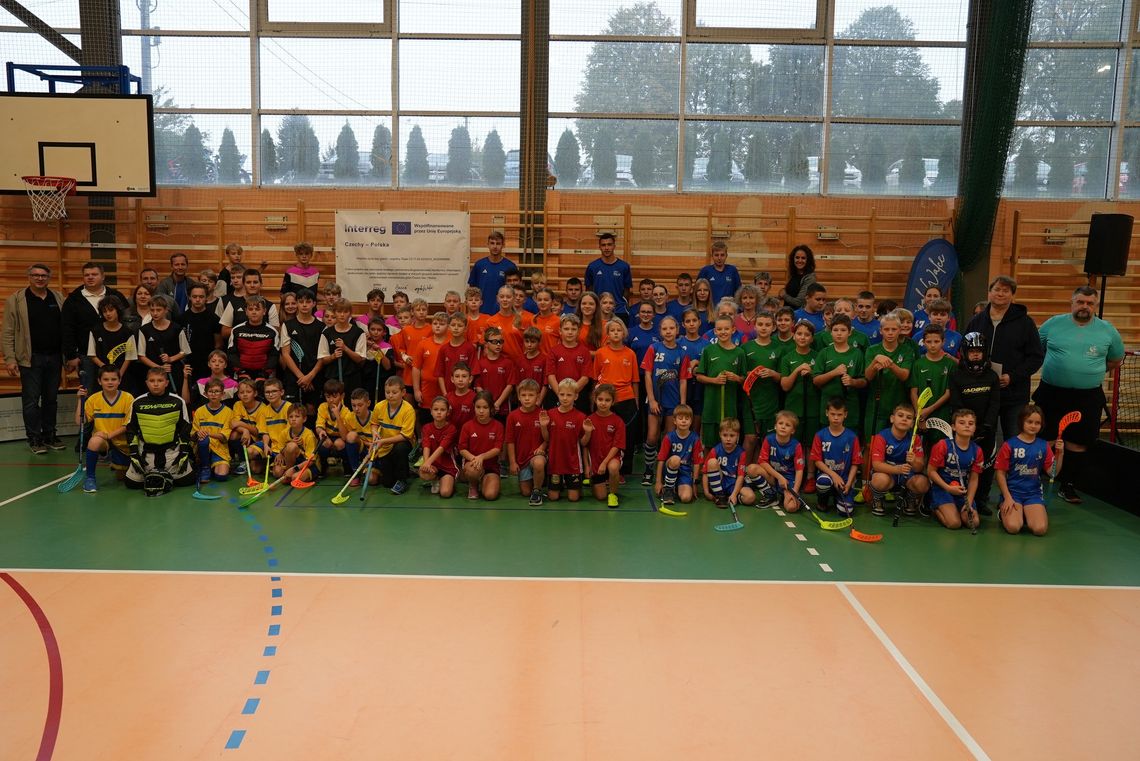 Uczniowie z Polski i Czech rywalizują w unihokeju w hali sportowej w Walcach
