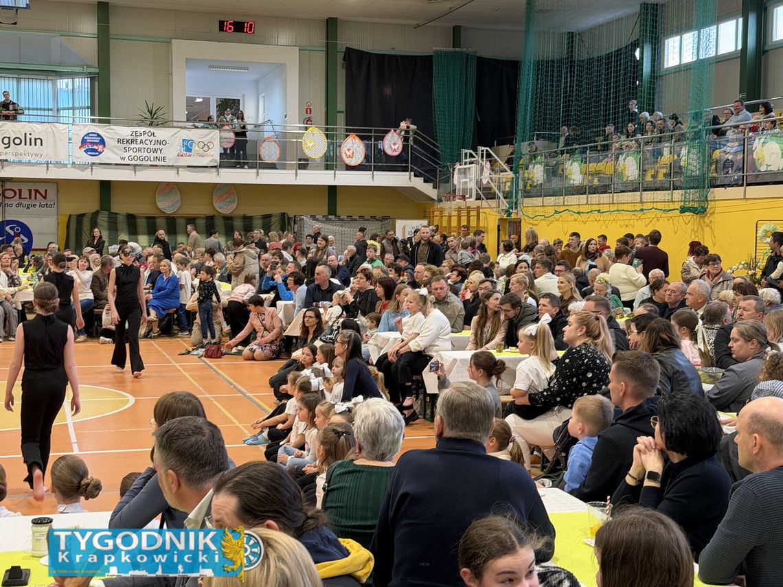 Kolorowe stoiska i tłumy mieszkańców podczas Jarmarku Wielkanocnego w Gogolinie.