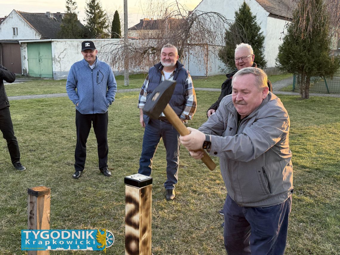 Mężczyźni podczas obchodów Józefka w Górażdżach przy wspólnym stole oraz moment symbolicznego wbicia pala.