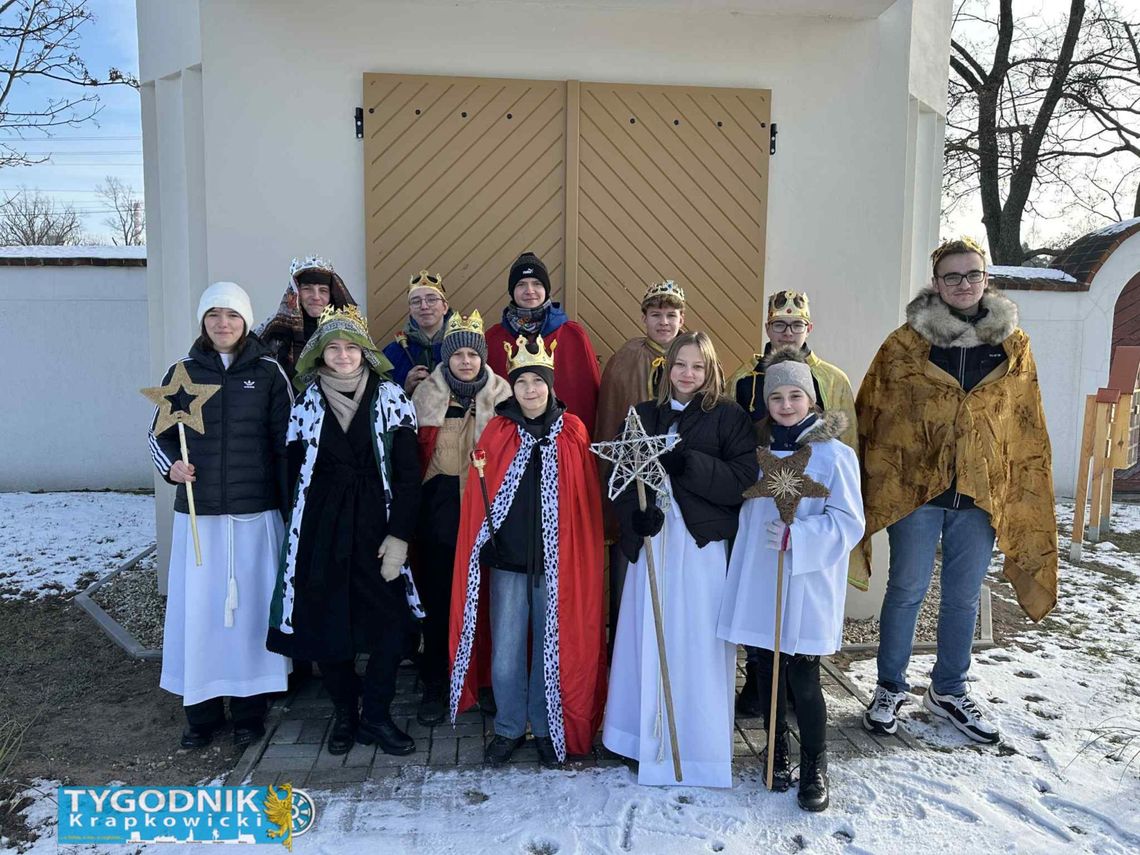 Na zdjęciu Chorula Kolędnicy Trzech Króli z gwiazdą betlejemską podczas kolędowania w powiecie krapkowickim