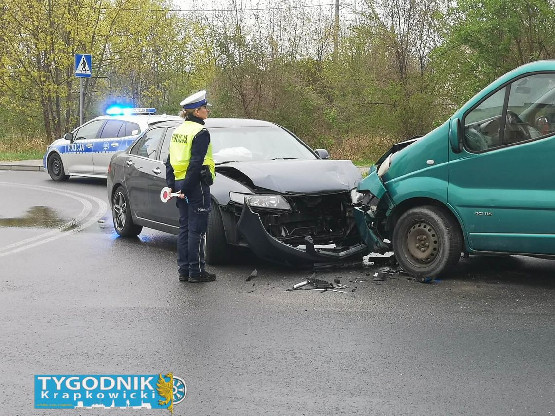 Policja na miejscu kolizji dwóch samochodów na skrzyżowaniu ulic Opolskiej i Kolejowej w Krapkowicach