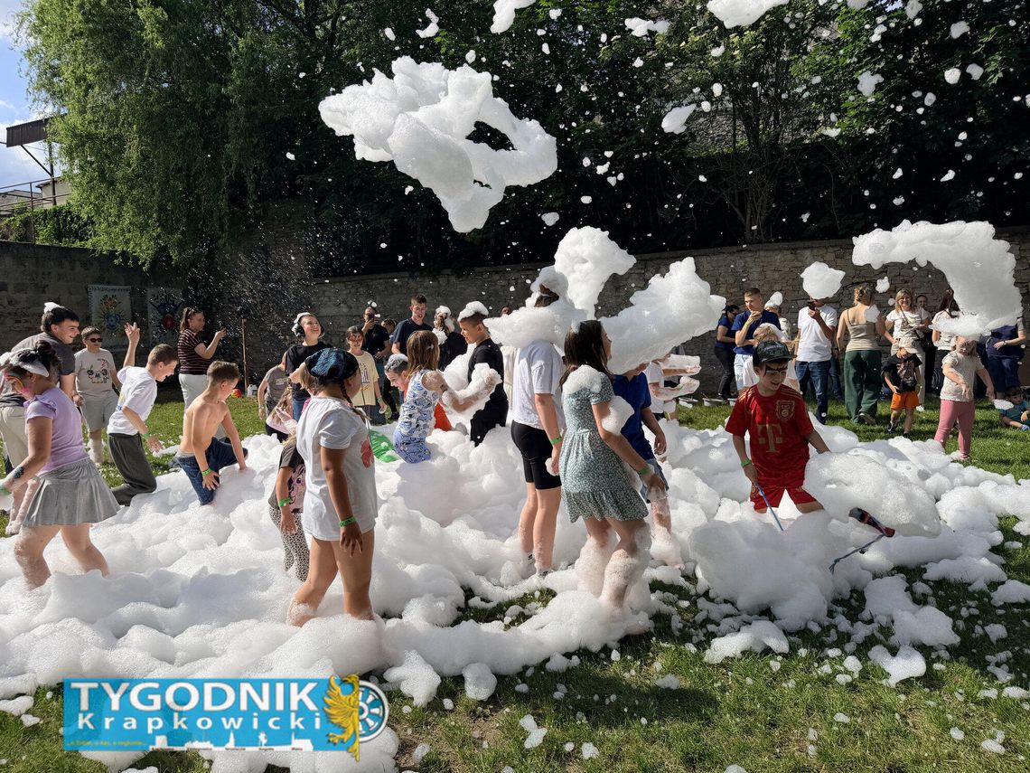 Dzieci, rodzice i nauczyciele podczas pikniku rodzinnego „Pejzaż muzyką malowany – kwiaty” w Zespole Szkół Specjalnych w Krapkowicach.