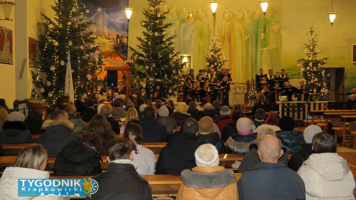 Wspólne kolędowanie czterech zespołów w kościele pw. Zesłania Ducha Świętego w Otmęcie