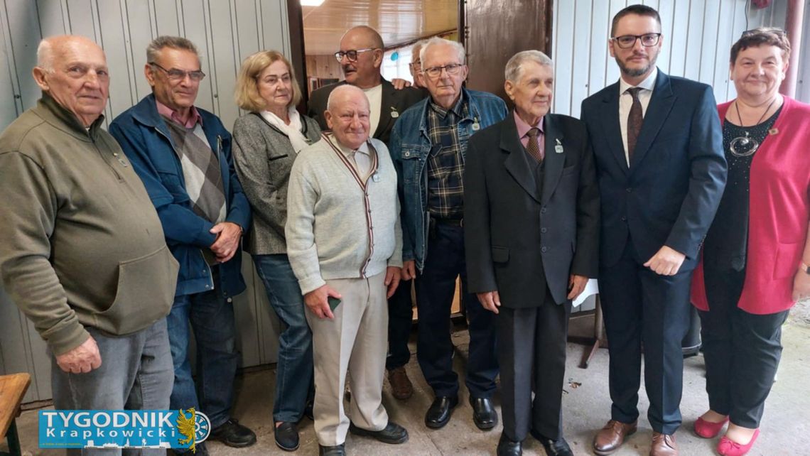 Na zdjęciu działkowcy z Krapkowic świętują 75-lecie Rodzinnego Ogrodu Działkowego im. Tadeusza Kościuszki podczas wspólnego spotkania i uroczystości jubileuszowych