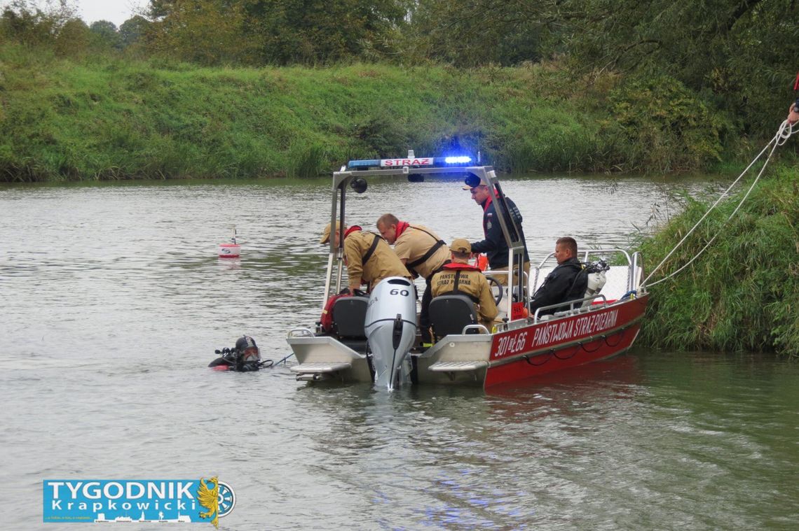Na zdjęciu strażacy i nurkowie podczas ćwiczeń „MARINA 2025” na Odrze w Krapkowicach, z wykorzystaniem sonaru i drona nad rzeką.