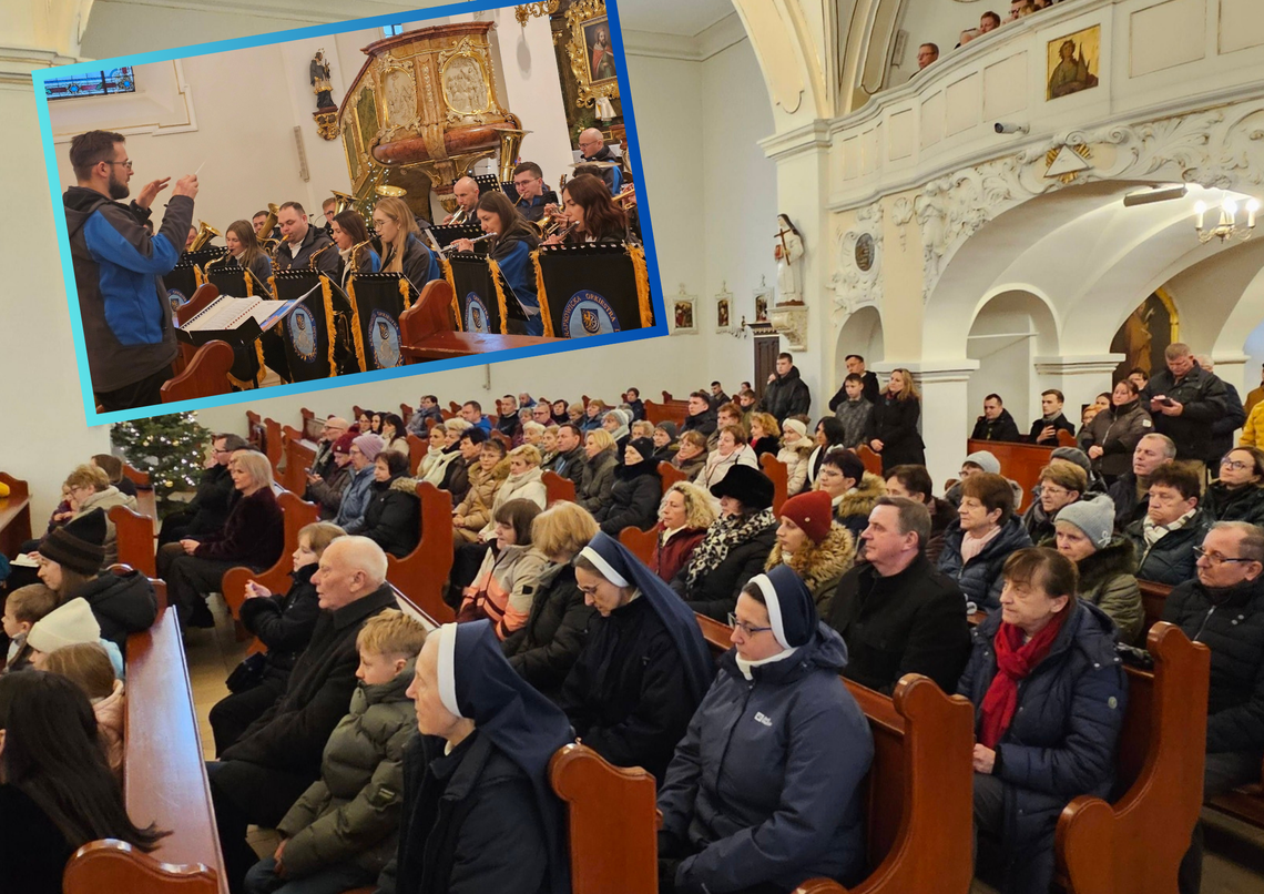 Krapkowicka Orkiestra Dęta podczas koncertu kolęd w kościele św. Jacka w Kamieniu Śląskim