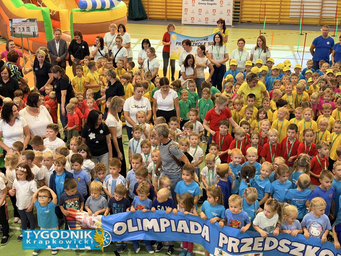 Przedszkolaki z gmin Gogolin i Walce podczas sportowej zabawy na hali Blautów w Gogolinie.